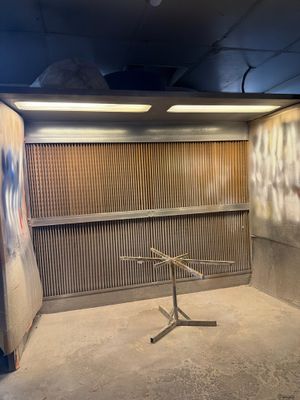 un skateur sur son skateboard dans un skatepark