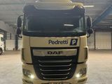 une photo d'un camion garé dans un garage