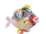 figurine de poisson aux couleurs vives sur fond blanc, avec un fond blanc