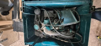 une boîte bleue contenant tout un tas d'outils