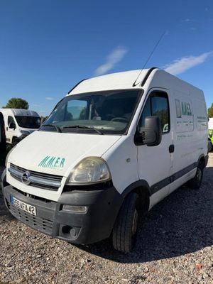 une camionnette blanche garée sur un terrain