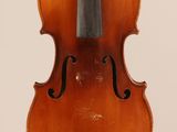 un vieux violon avec un archet accroché à son dos