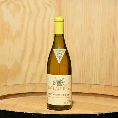 une bouteille de vin posée sur un tonneau