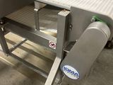 a conveyor belt with a conveyor belt attached to it
