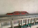 un train sur les rails, à côté d'une étagère sur laquelle sont posés des trains miniatures