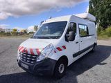 une camionnette blanche garée sur le parking