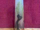 un vase en verre orné d'une image d'ours