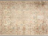 un tapis persan ancien orné d'un motif floral sur fond gris