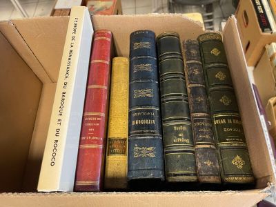 une boîte pleine de livres posée sur une table