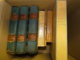 plusieurs livres superposés dans une boîte