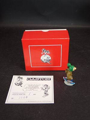 La boîte est rouge et comporte une petite figurine représentant un homme sur un skateboard.