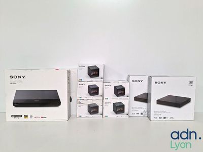 Plusieurs cartons contenant les nouveaux produits de Sony sont posés sur une table