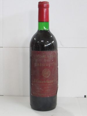 une bouteille de vin posée sur un comptoir