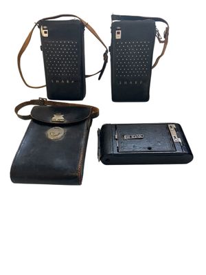 trois téléphones portables et un portefeuille sont posés les uns à côté des autres