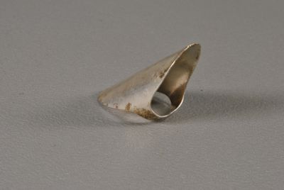 un gros plan d'une bague en argent posée sur une table