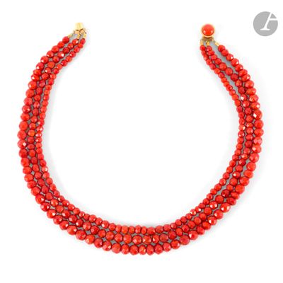 un collier de perles rouges sur fond blanc