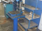 une machine bleue qui se trouve dans une pièce