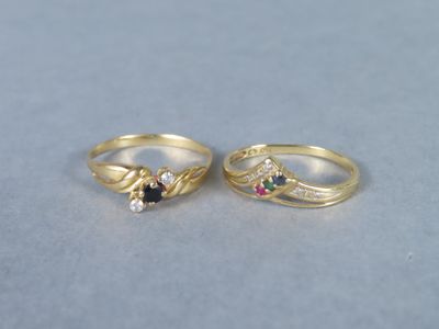 deux bagues en or ornées de diamants noirs et blancs