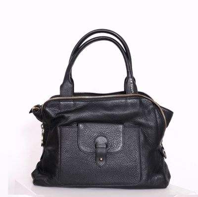 sac à main en cuir noir posé sur une surface blanche, sur fond blanc