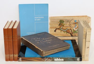 plusieurs livres sont empilés sur une table