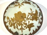 un gâteau décoré de fleurs dorées