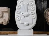 une sculpture blanche posée sur une cheminée
