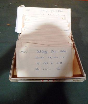une boîte remplie de papiers posée sur une table