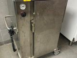 une armoire en acier inoxydable surmontée d'une horloge