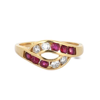 un gros plan d'une bague en or jaune sertie de rubis et de diamants