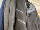 deux vestes suspendues à un portant dans un magasin