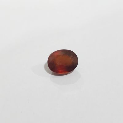 une pierre de grenat rouge de forme ovale sur un fond blanc