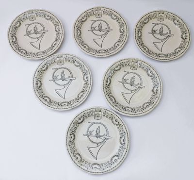 six assiettes ornées de dessins d'oiseaux sur un fond blanc
