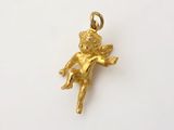un pendentif en or sur lequel est représenté un petit ange, sur le dos