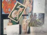 de nombreuses photos de nus accrochées au mur d'une pièce