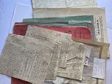 quelques vieux papiers sont empilés les uns sur les autres sur une table
