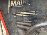 a small machine that is sitting on the ground