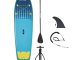 une image représentant une planche de paddle bleue et jaune, accompagnée d'une pagaie et d'une pagaie