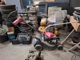 beaucoup de bric-à-brac par terre dans un garage