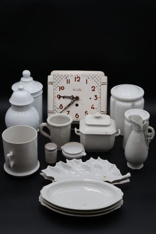 Lot de porcelaine blanche : pot à épices, pot à pharmacie, vases,...