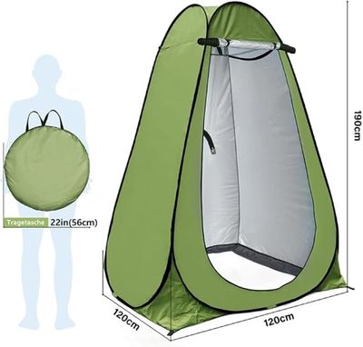 un gros plan d'une tente verte avec une personne debout à côté