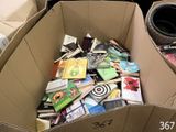 une boîte en carton remplie de livres posée sur une table