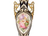 un vase orné d'une peinture représentant des fleurs