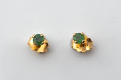 une paire de boucles d'oreilles en or et émeraude