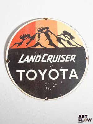 une pancarte portant l'inscription « Land Cruiser Toyota » sur le côté d'un mur blanc