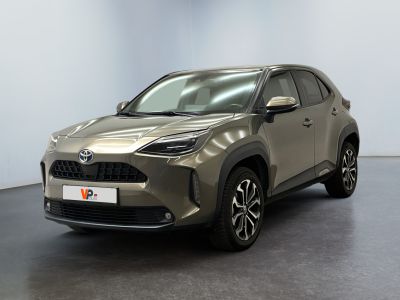 Le SUV Toyota C-HR est garé dans un showroom