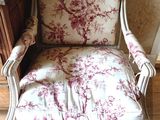 une chaise dont l'assise est recouverte d'un tissu à motifs floraux