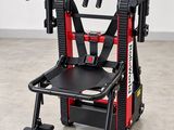 un gros plan d'un fauteuil roulant muni d'un siège, dans une pièce