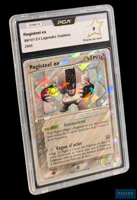 une image d'une carte à collectionner Pokémon dans un étui en plastique