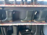 de nombreuses paires de bottes de pluie sur les étagères du magasin