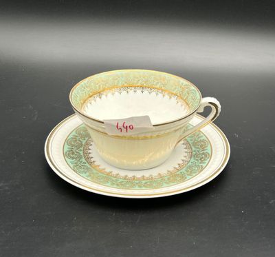 une tasse et une soucoupe avec une étiquette dessus